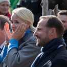 Kronprinsparet følger underholdningen ved Fjellstu. Foto: Berit Roald / NTB scanpix
